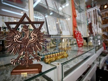 Yael Bartana, Das Symbol der Bewegung Jüdischer Wiedergeburt in Polen entdeckt auf einem Markt (The Emblem of the Jewish Renaissance Movement in Poland Seen in a Market), 2011 (artwork © Yael Bartana; photograph © Nir Shaanani, provided by Berlin Biennale) 