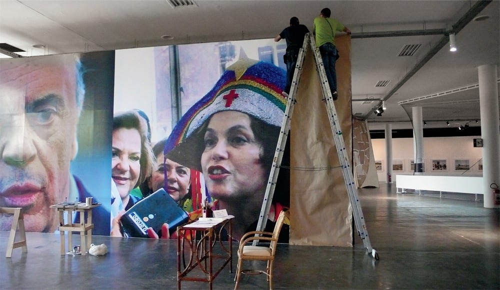  Roberto Jacoby, El alma nunca piensa sin imagen (The Soul Never Thinks without an Image), 2010, detail of installation being covered by organizers, Pavilhão Ciccillo Matarazzo, 29th Bienal de São Paulo (artwork and photograph © Robert Jacoby)