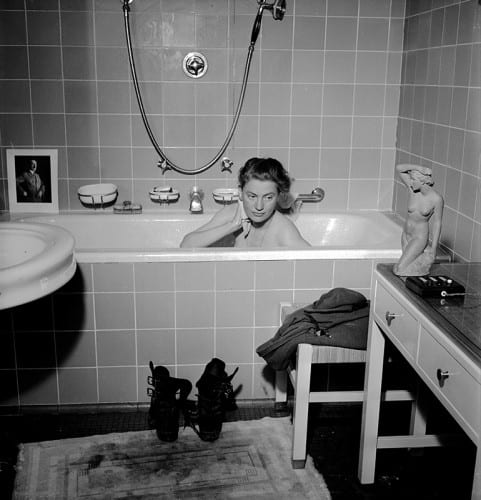 Lee Miller with David E. Scherman, Lee Miller in Hitler´s Bathtub, Munich, Germany, 1945, black-and-white photograph (photograph © Lee Miller Archives England 2016, all rights reserved, www.leemiller.co.uk)