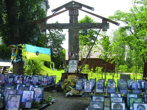 Unofficial memorial to the Heavenly Hundred, 2014, installation view, Heroes of the Heavenly Hundred Alley (formerly Instytutska Street), Kyiv (photograph by the author)