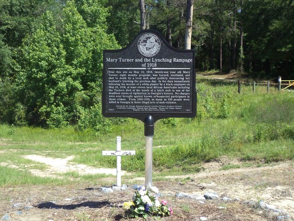 marker with a paragraph explaining the circumstances of the lynchings of 1918