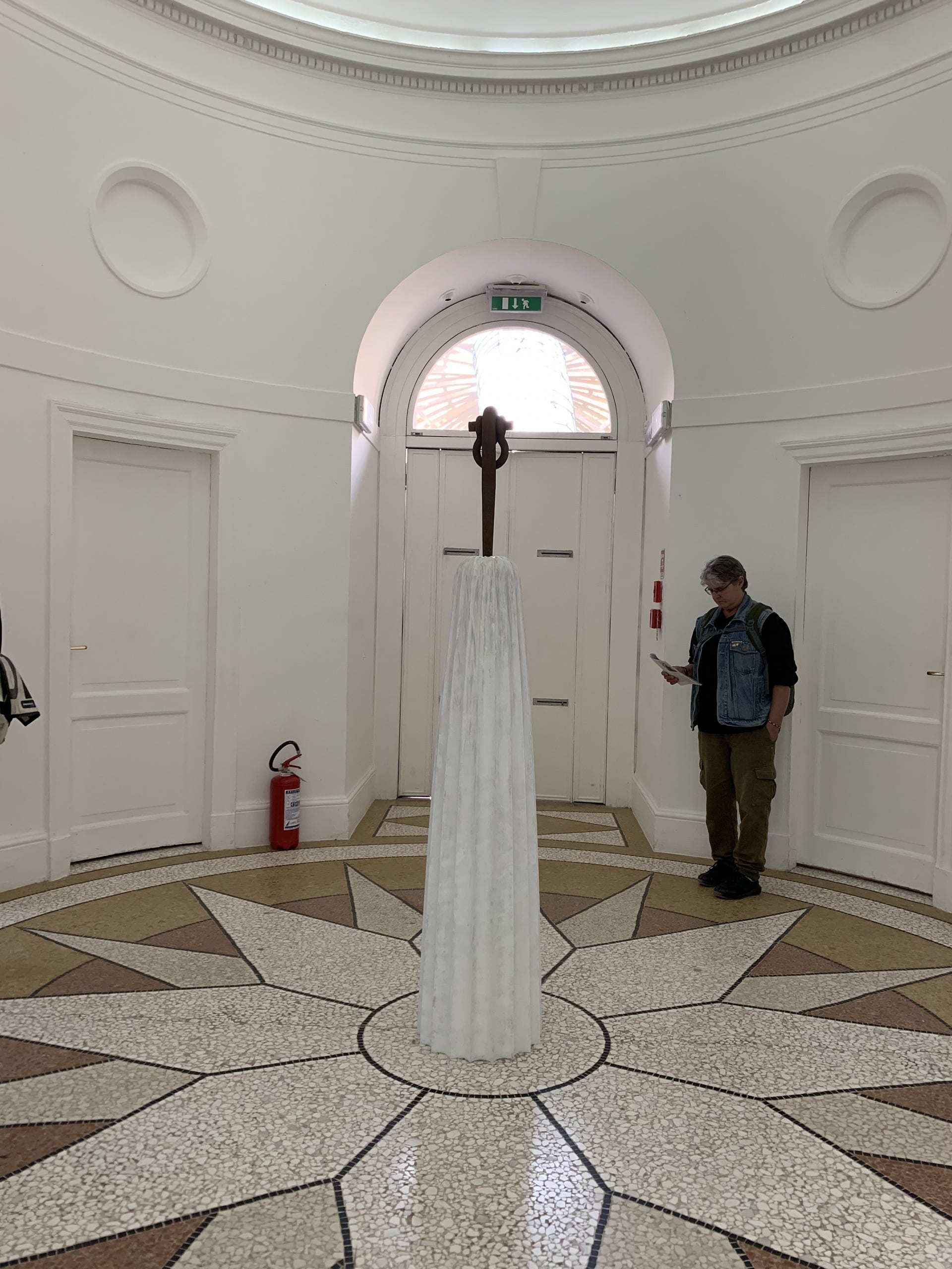 light-filled Neo-Classical rotunda with an oculus. A tapered column from which a single iron shackle rises